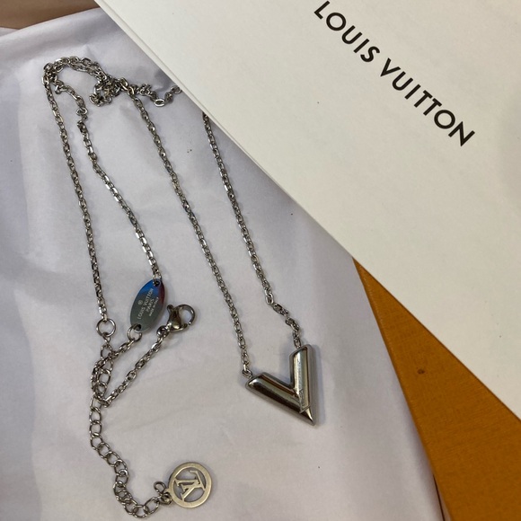 Authentic Louis Vuitton V-Shaped Silver Pendant Necklace - Picture 13 of 16
